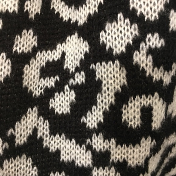 BLACK & WHITE REVERSABLE INFINITY SCARF - Picture 3 of 5